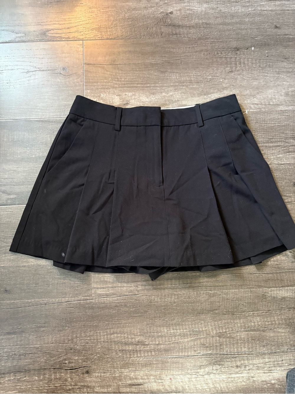 Dynamite Black Tailored Pleated Mini Skort – Size 4